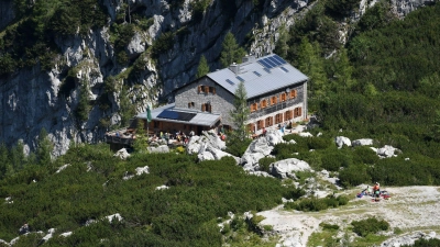 Die Blaueishütte bekommt ihr Trinkwasser inzwischen per Heli. (Archivbild) (Foto: Angelika Warmuth/dpa)