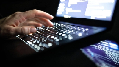 Der Energiekonzern Eon sieht eine zunehmende Zahl von Cyberangriffen auf seine Energienetze.  (Foto: Philip Dulian/dpa)