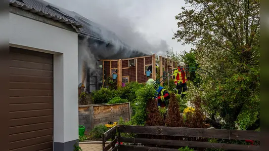 Auf der Terrasse des betroffenen Hauses qualmte es kräftig, doch die Feuerwehrkräfte konnten ein Übergreifen der Flammen aufs Dach verhindern und den Brand rasch löschen. (Foto: Johann Schmidt)
