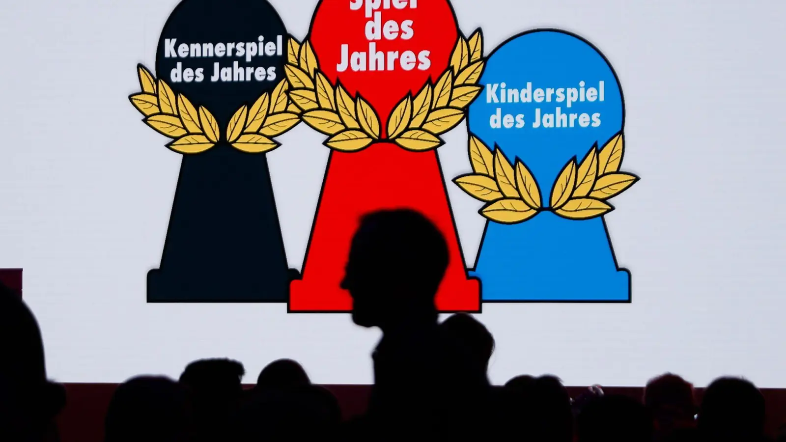 In Berlin sind die Auszeichnungen für das „Spiel des Jahres“ in drei Kategorien vergeben worden.  (Foto: Carsten Koall/dpa)