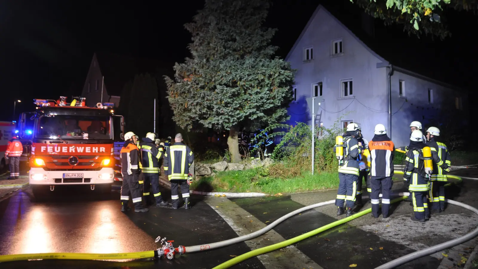Im ersten Stock dieses Hauses in Limbach bei Herrieden ist am Samstagabend ein Brand ausgebrochen. Die Feuerwehr rückte mit einem Großaufgebot an. (Foto: Wolfgang Grebenhof)