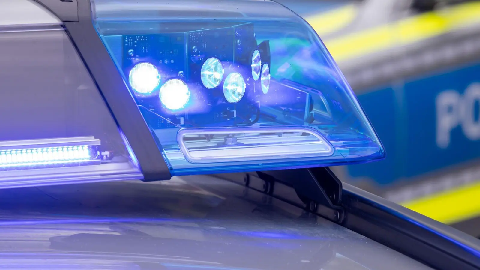 Die Polizei ermittelt nun gegen den Mann unter anderem wegen des Verdachtes des Widerstands, der Körperverletzung, der Sachbeschädigung und der Bedrohung. (Symbolbild) (Foto: Daniel Karmann/dpa)