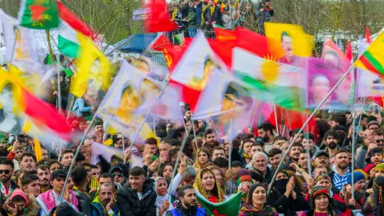 Ein Fahnenmeer bei der zentralen Feier zum kurdischen Neujahrsfest „Newroz“ in Frankfurt. (Foto: Andreas Arnold/dpa)