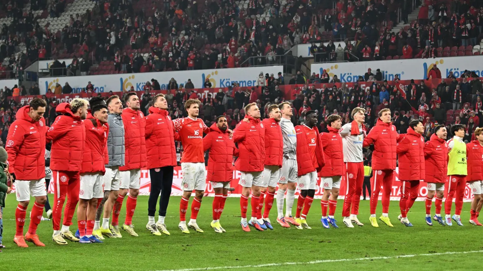 Die Mainzer feiern mit den Fans einen Sieg - wenig später wird das Stadion geäumt.  (Foto: Torsten Silz/dpa)