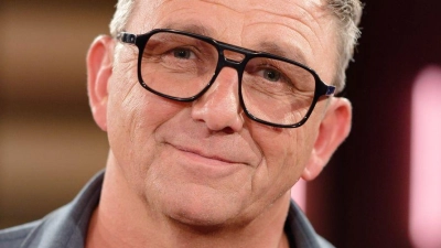 Hans Sigl ist mit einem ironisch-heiteren Weihnachtsprogramm auf Tournee. (Archivbild) (Foto: Henning Kaiser/dpa)