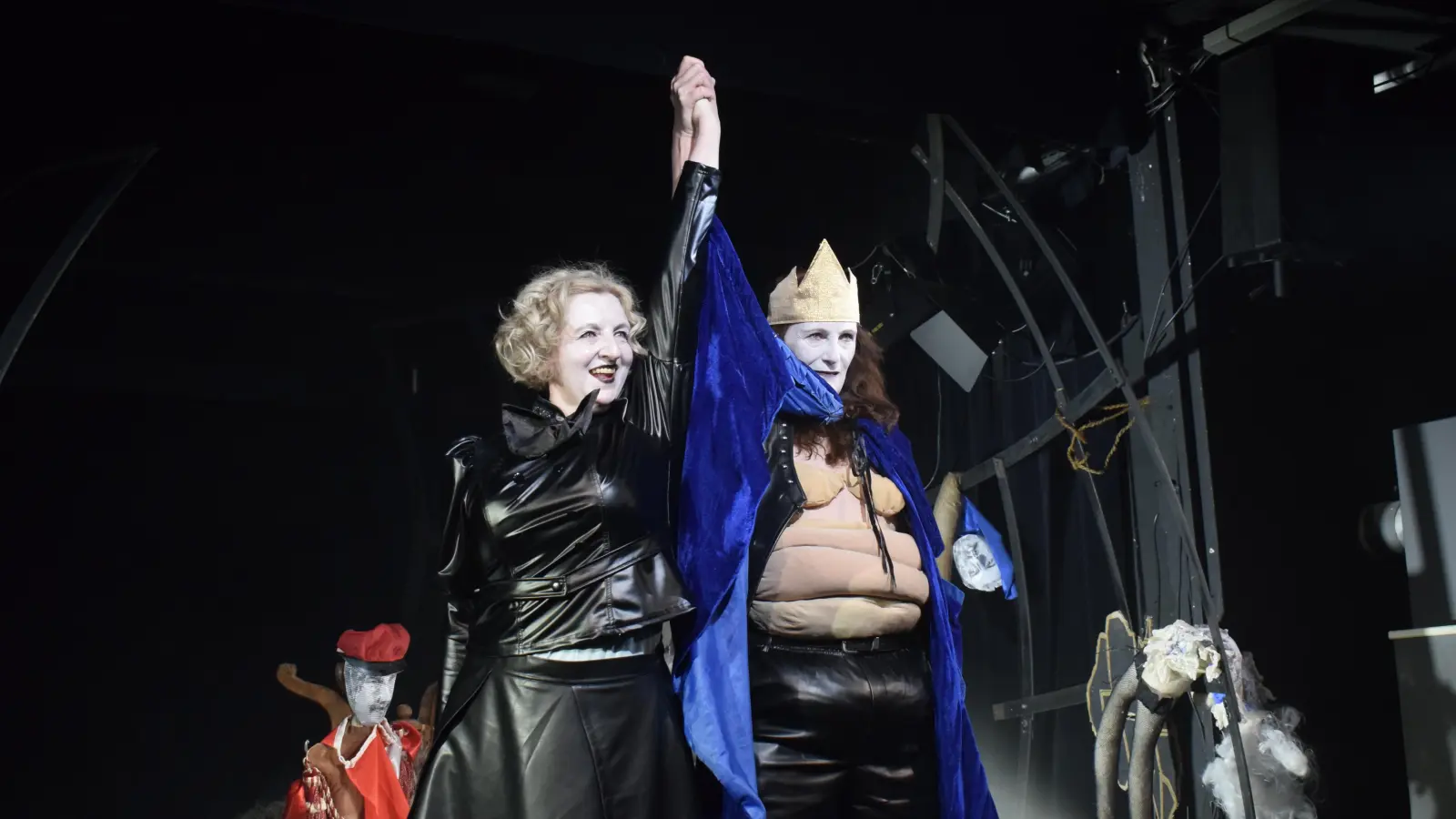 Wie Wesen aus der Unterwelt wirkten Kirsten Radermacher (rechts) als Vater Ubu und Claudia Kucharski (links) als seine Frau. (Foto: Christina Özbek)