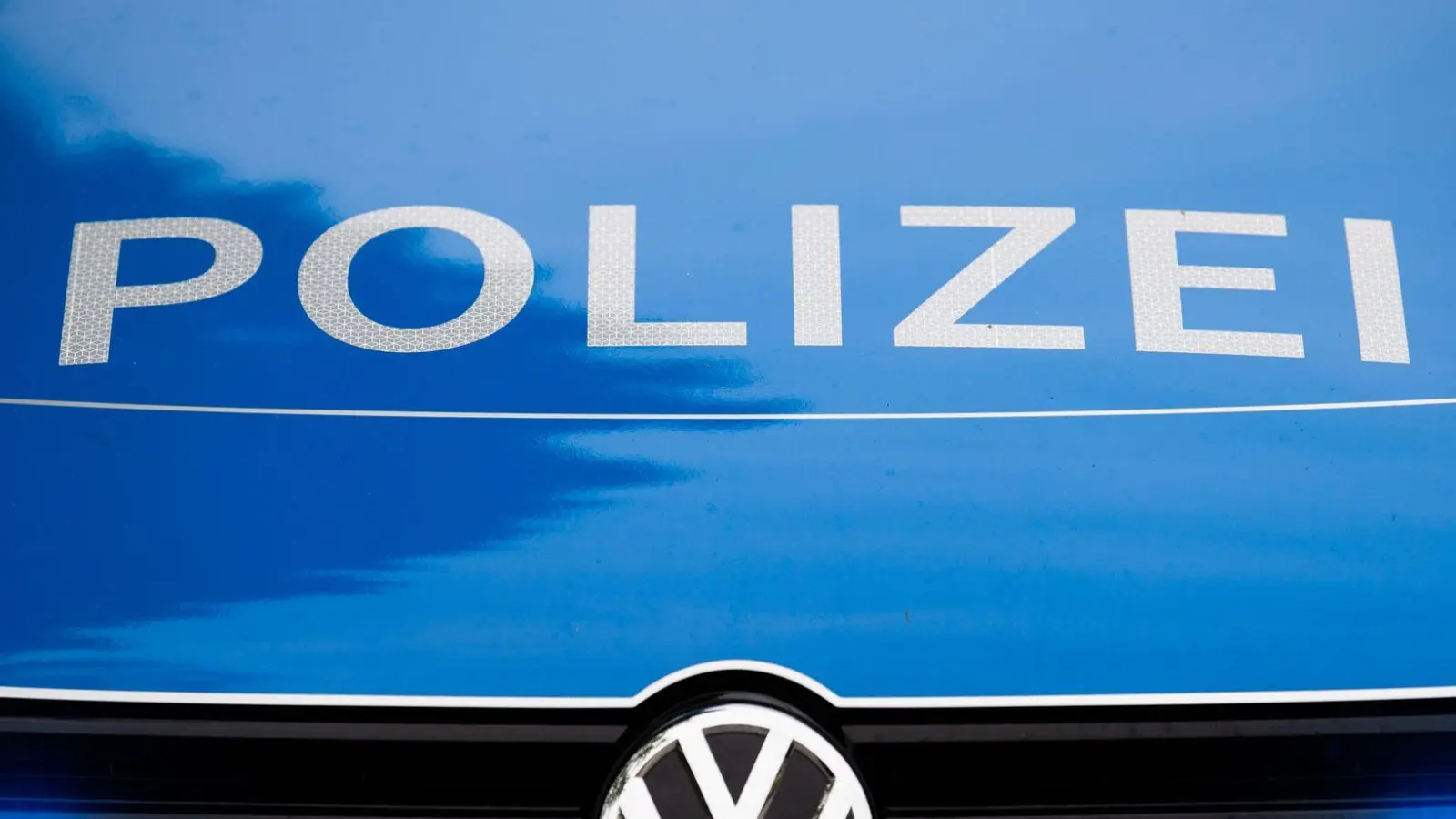 Ein 25-Jähriger touchierte am Samstagmorgen einen Kreisverkehr in Heilsbronn, weil er ihn zu spät sah. (Symbolbild: Lino Mirgeler/dpa)