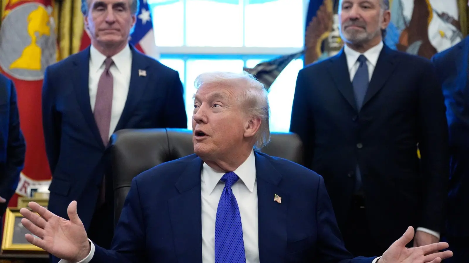 Für die Reserve werden zunächst zwölf Milliarden Dollar bereitgestellt, wie Donald Trump ankündigte.  (Foto: Alex Brandon/AP/dpa)