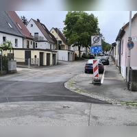 Auf einer Länge von rund 800 Metern soll in der Dombachstraße eine Fahrradstraße eingerichtet werden. Dafür soll unter anderem der bestehende verkehrsberuhigte Bereich aufgelöst werden. (Foto: Thomas Schaller)