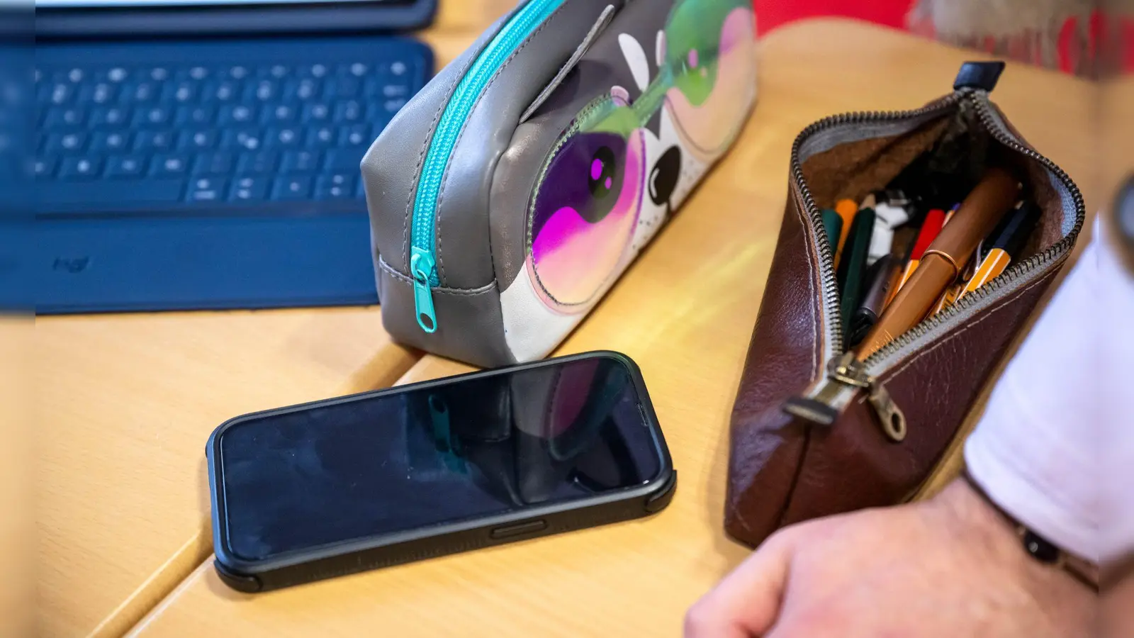 Italien verbietet Handys jetzt auch in den oberen Klassen. (Symbolbild) (Foto: Sina Schuldt/dpa)