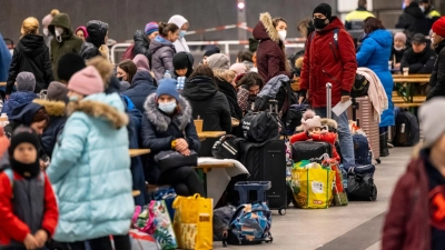 Geflüchtete aus der Ukraine warten auf dem Hauptbahnhof in Berlin. (Foto: Hannibal Hanschke/dpa)