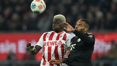 Das Duell zwischen Köln und Bayern München war lange Zeit auf Augenhöhe: Hier kämpfen Jonathan Tah (Bayern München) und Ragnar Ache um den Ball. (Foto: Federico Gambarini/dpa)