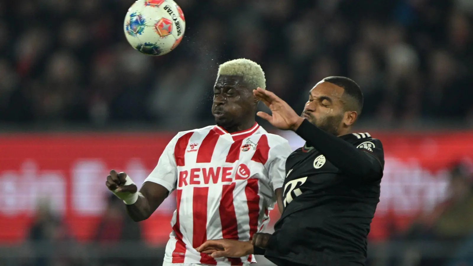Das Duell zwischen Köln und Bayern München war lange Zeit auf Augenhöhe: Hier kämpfen Jonathan Tah (Bayern München) und Ragnar Ache um den Ball. (Foto: Federico Gambarini/dpa)