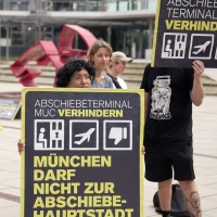 Gegner des Abschiebeterminals demonstrierten vor der Entscheidung gegen das Projekt. (Foto: Ehsan Monajati/dpa)
