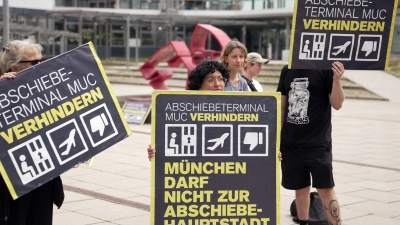 Gegner des Abschiebeterminals demonstrierten vor der Entscheidung gegen das Projekt. (Foto: Ehsan Monajati/dpa)