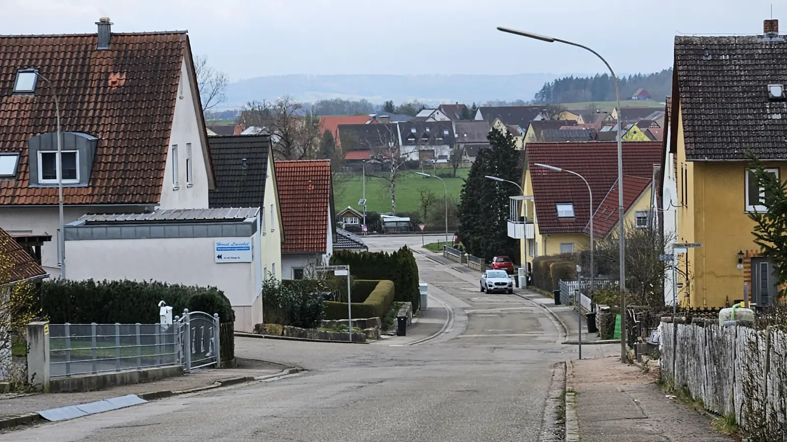 Teils deutlich zu schnell wird An der Steige in Leutershausen gefahren – mitten in einem Wohngebiet. Das will man jetzt mit Fahrbahnverengungen in den Griff bekommen. (Foto: Wolfgang Grebenhof)