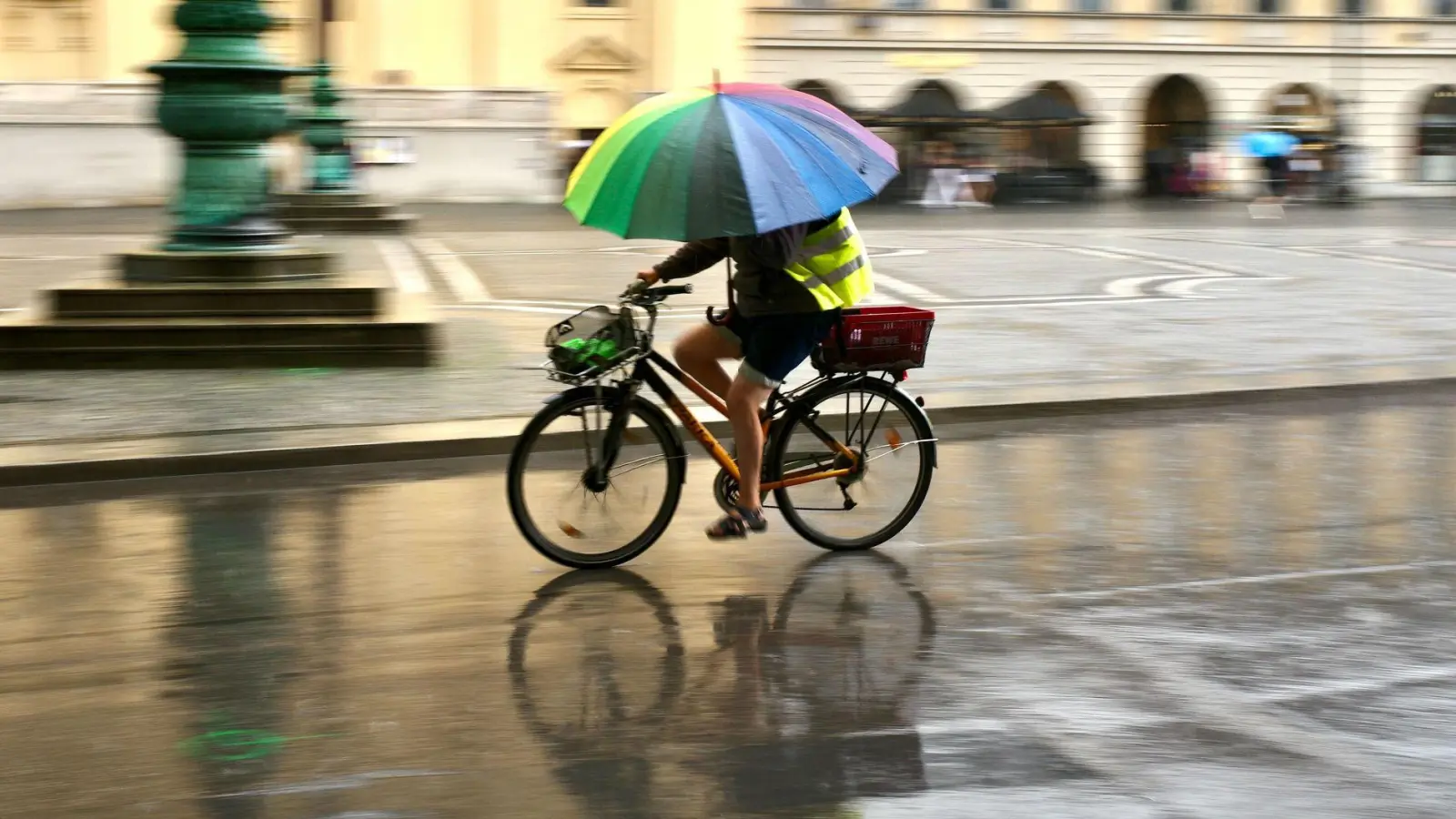 Der Deutsche Wetterdienst hat viel Regen im Wochenausblick. (Symbolbild) (Foto: Peter Kneffel/dpa)