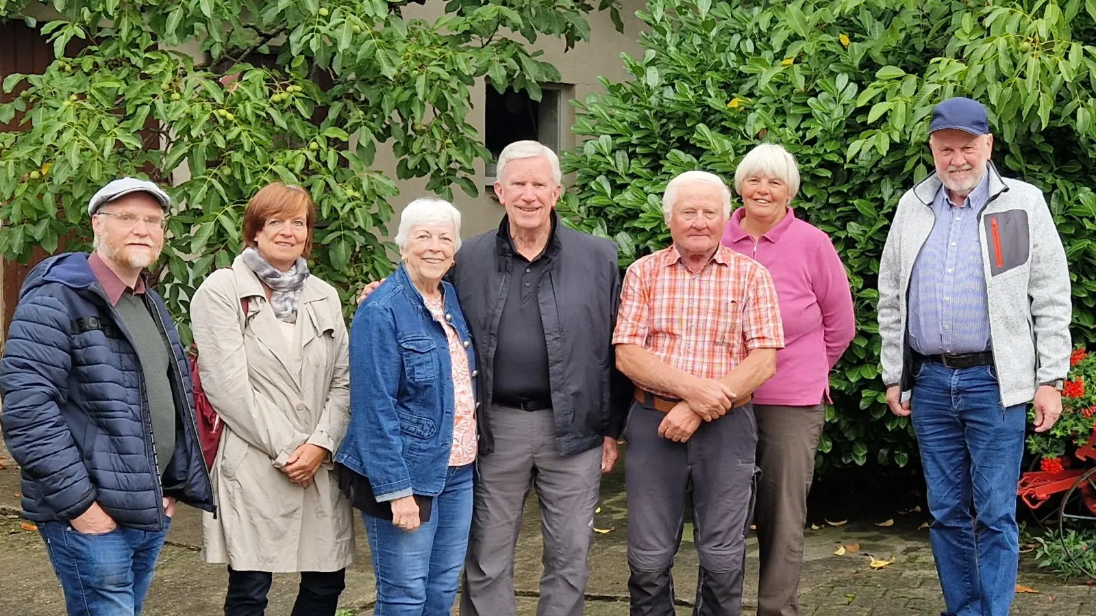 Auf Spurensuche in Markt Erlbach (von links): Robert Zöllner, Birgit Fleischmann, Annette und David Kandel, Erhard und Inge Beck sowie Gerhard Wagner vor dem ehemaligen Wohnhaus der Auswandererfamilie Preiss in Walddachsbach. (Foto: Ute Mehlhorn)
