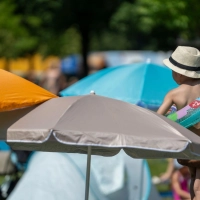 Für den Tagesverlauf prognostiziert der Deutsche Wetterdienst (DWD) Höchsttemperaturen von 36 Grad.  (Foto: Stefan Puchner/dpa)