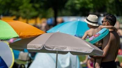 Für den Tagesverlauf prognostiziert der Deutsche Wetterdienst (DWD) Höchsttemperaturen von 36 Grad.  (Foto: Stefan Puchner/dpa)