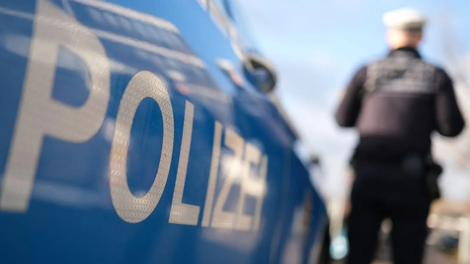 Die Polizei ermittelt zu den Hintergründen des Unfalls. (Symbolbild) (Foto: Bernd Weißbrod/dpa)