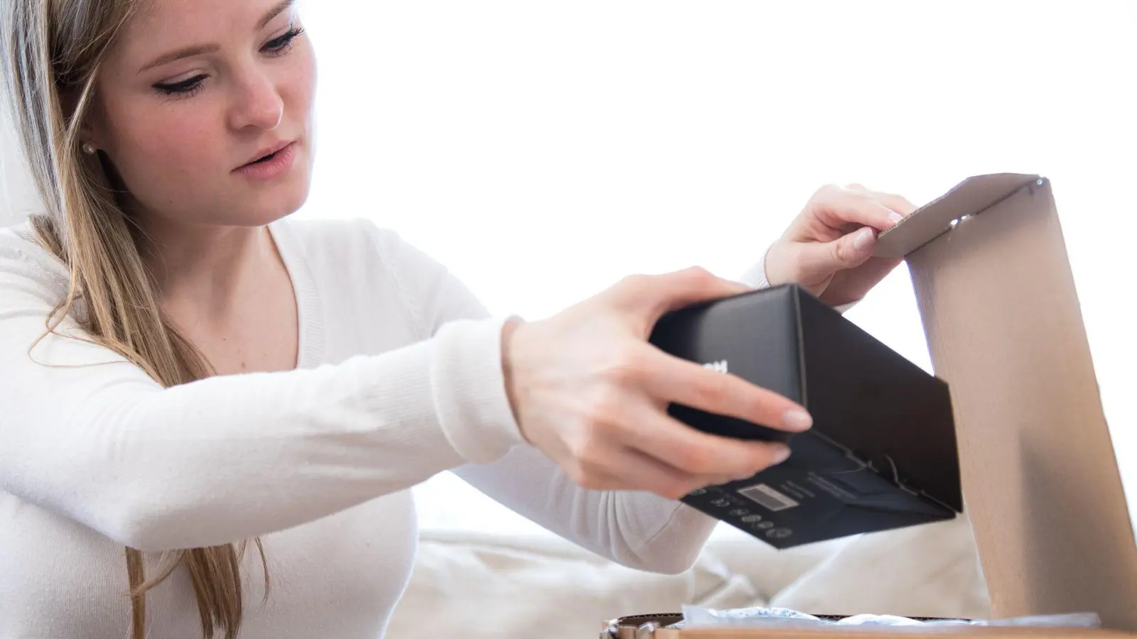 Es müssen nicht gleich verbotene Waffen sein, doch oft sind die Inhalte von Mystery Boxen nutzlos oder umstritten, wie eine Untersuchung der Stiftung Warentest zeigte.  (Foto: Christin Klose/dpa-tmn)