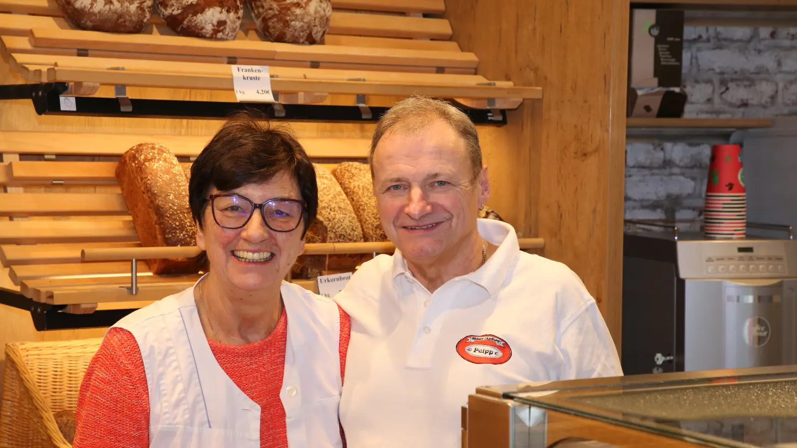 Feierabend – für immer: Christine und Jürgen Peipp öffnen am 30. 12. 2023 zum letzten Mal ihre Bäckerei in Großhaslach. (Foto: Alexander Biernoth)