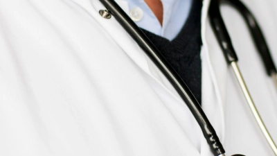 Ein Arzt trägt ein Stethoskop um den Hals. (Foto: Rolf Vennenbernd/dpa/Symbolbild)