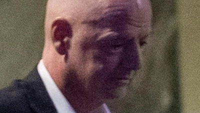Infantino verlässt das Stadion.  (Foto: STR/AP/dpa)
