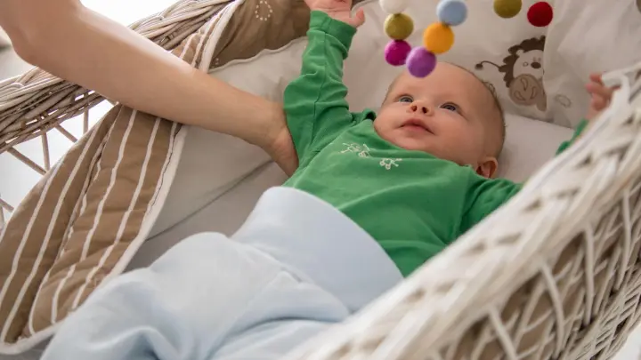 Eltern legen Säuglinge am besten in ein eigenes Bett auf eine feste Unterlage - und zwar ohne Decke, Kissen oder Kuscheltiere. (Foto: Christin Klose/dpa-tmn)