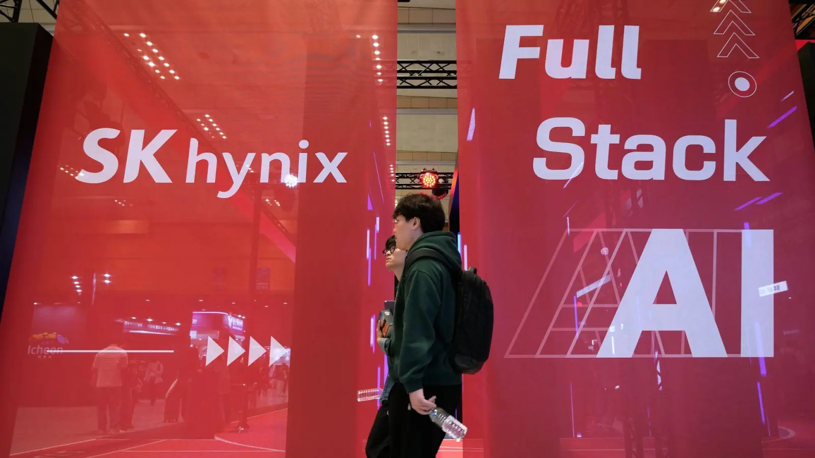 Der Speicherproduzent SK Hynix aus Südkorea profitiert massiv vom KI-Boom. (Archivbild) (Foto: Ahn Young-joon/AP/dpa)