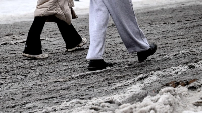 Nach Wochen mit Matsch und Kälte haben viele genug vom Winter. (Foto: Britta Pedersen/dpa)