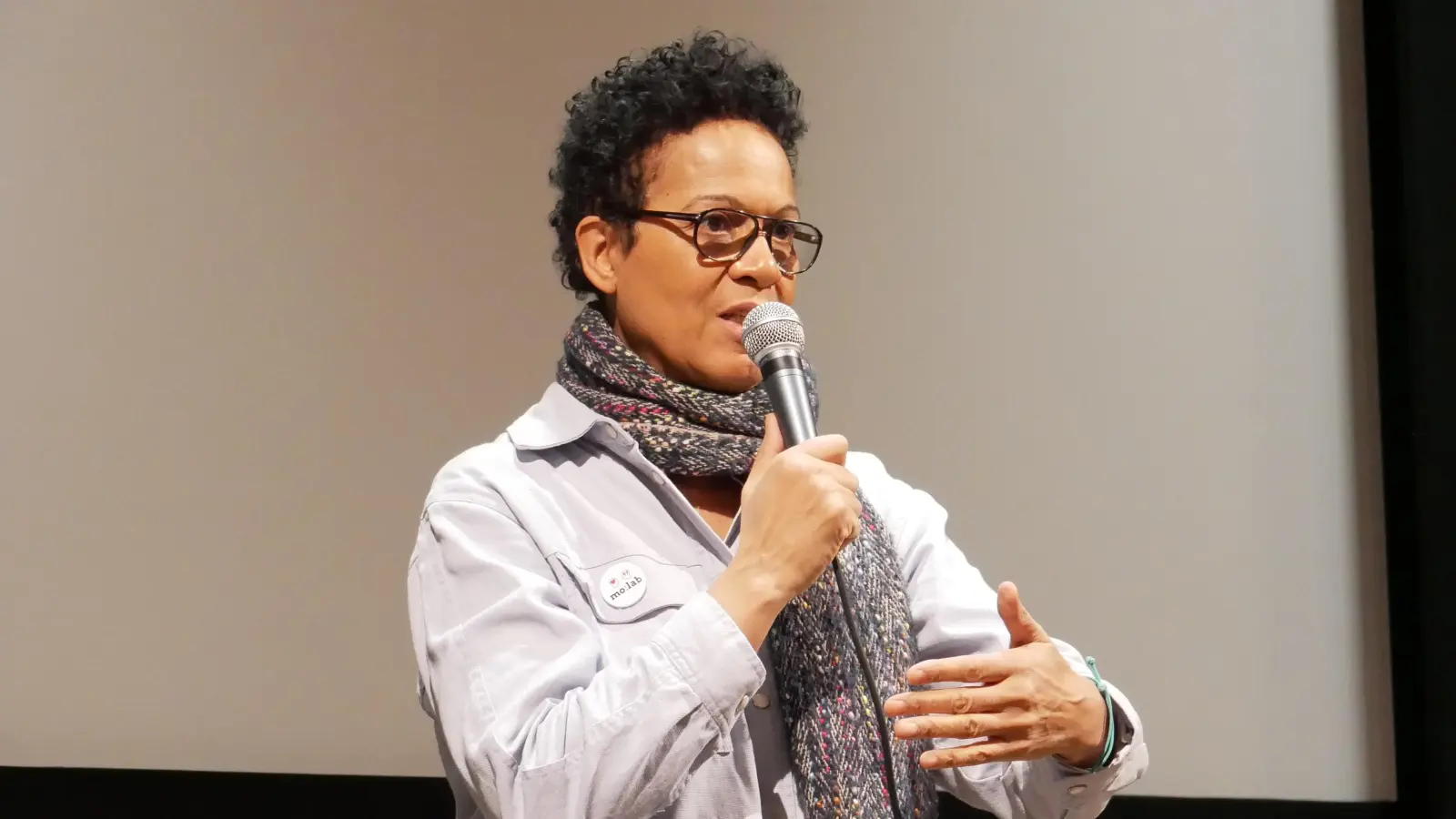 Moderatorin, Journalistin und Filmemacherin Mo Asumang stellte im Feuchtwanger KulturKino ihre Dokumentation „Die Arier“ vor. (Foto: isa-Maria Liebing)