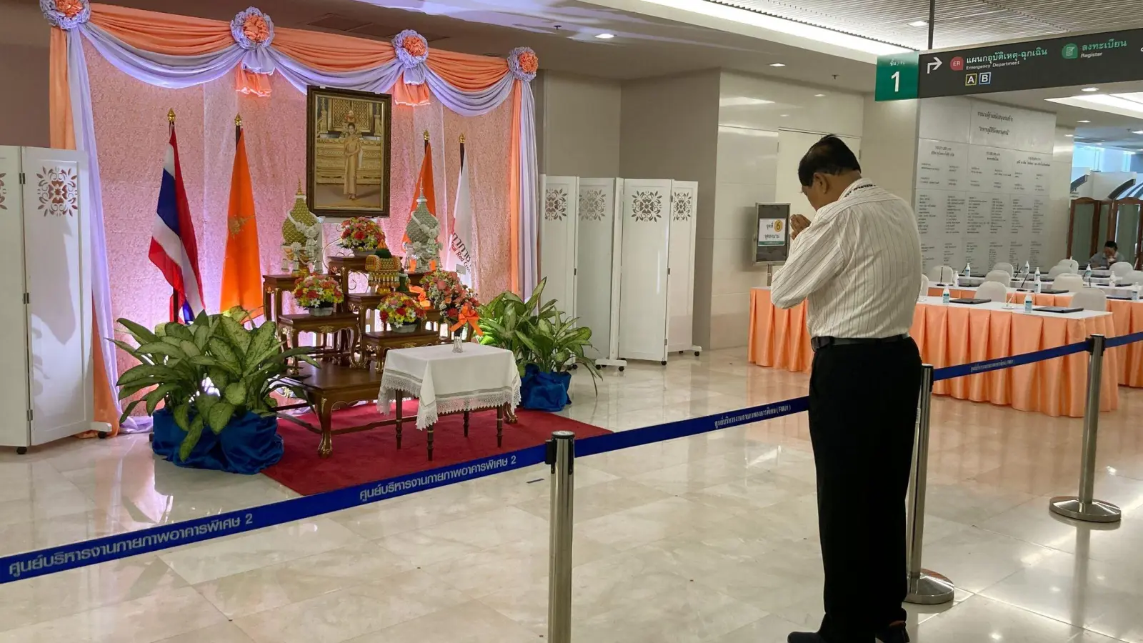 Im King Chulalongkorn Memorial Hospital in Bangkok betet ein Mann für Prinzessin Bajrakitiyabha. (Foto: Carola Frentzen/dpa)