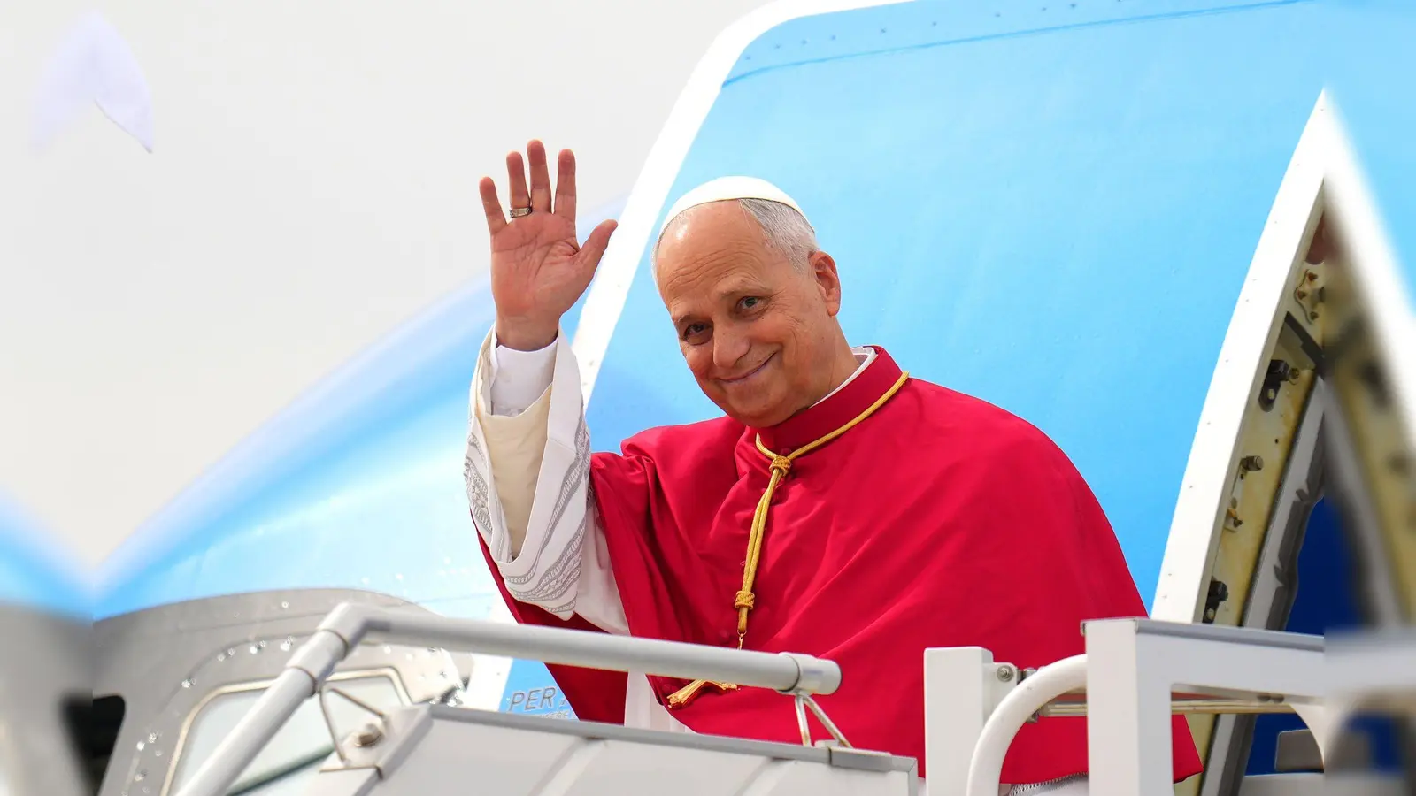 Papst Leo XIV. grüßt bei seiner Ankunft in Spanien. (Foto: Manu Fernandez/AP/dpa)