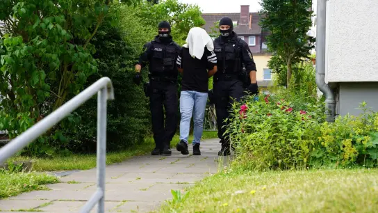 Ein Mann wird von Beamten in Osnabrück abgeführt. (Foto: Festim Beqiri/Tv7news/dpa)