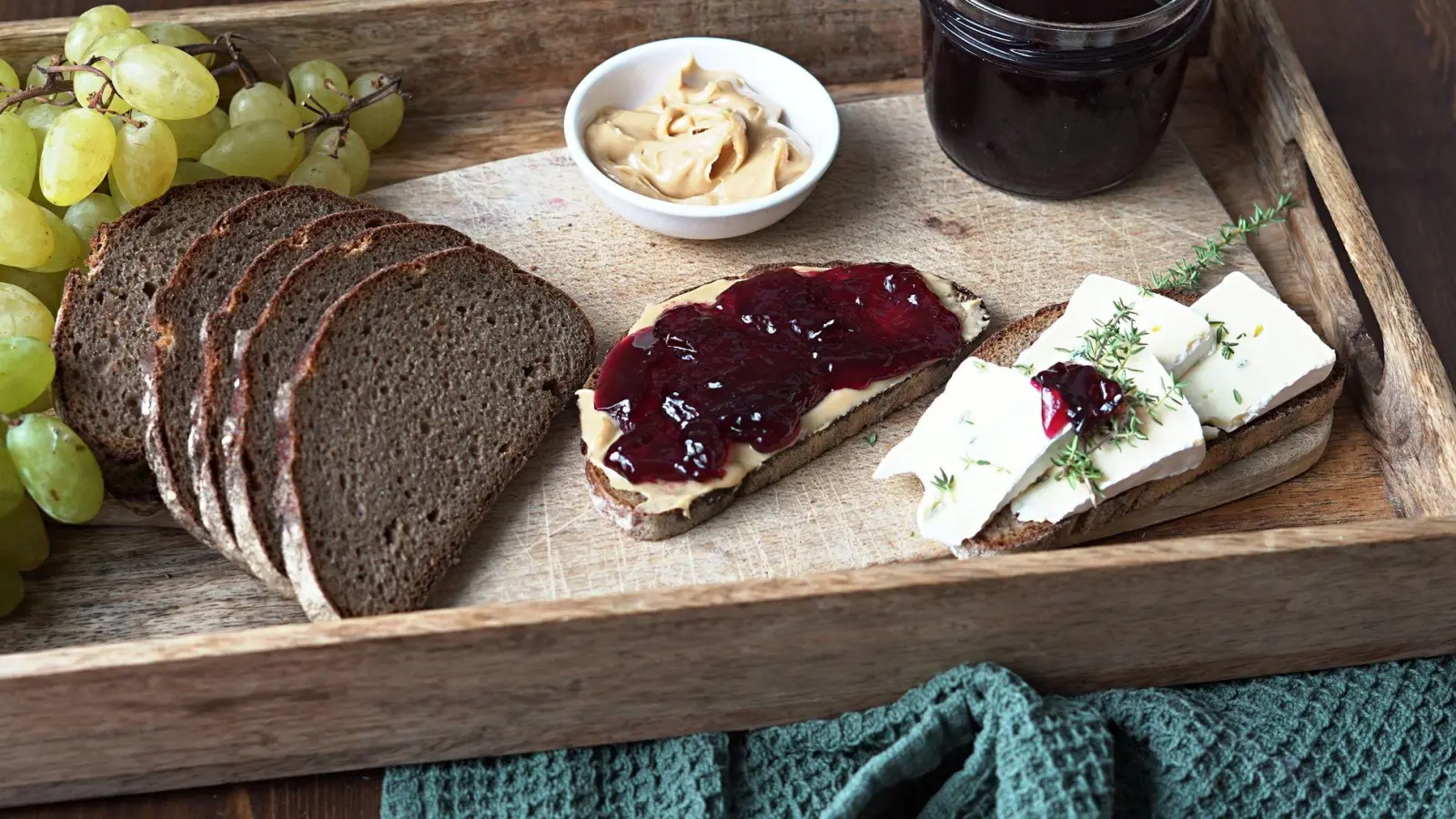 Das Traubengelee wird in sterile Gläser abgefüllt. Der leckere Aufstrich schmeckt pur auf frischem Brot, auf Peanut Butter oder auf Käse.  (Foto: Mareike Pucka/biskuitwerkstatt.de/dpa-tmn)