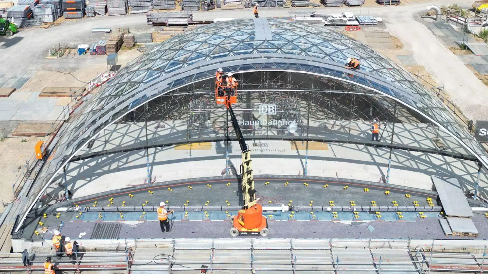 Am Tiefbahnhof Stuttgart 21 werden Ende des kommenden Jahres wohl nicht wie geplant die ersten Fernzüge halten. (Archivbild) (Foto: Bernd Weißbrod/dpa)