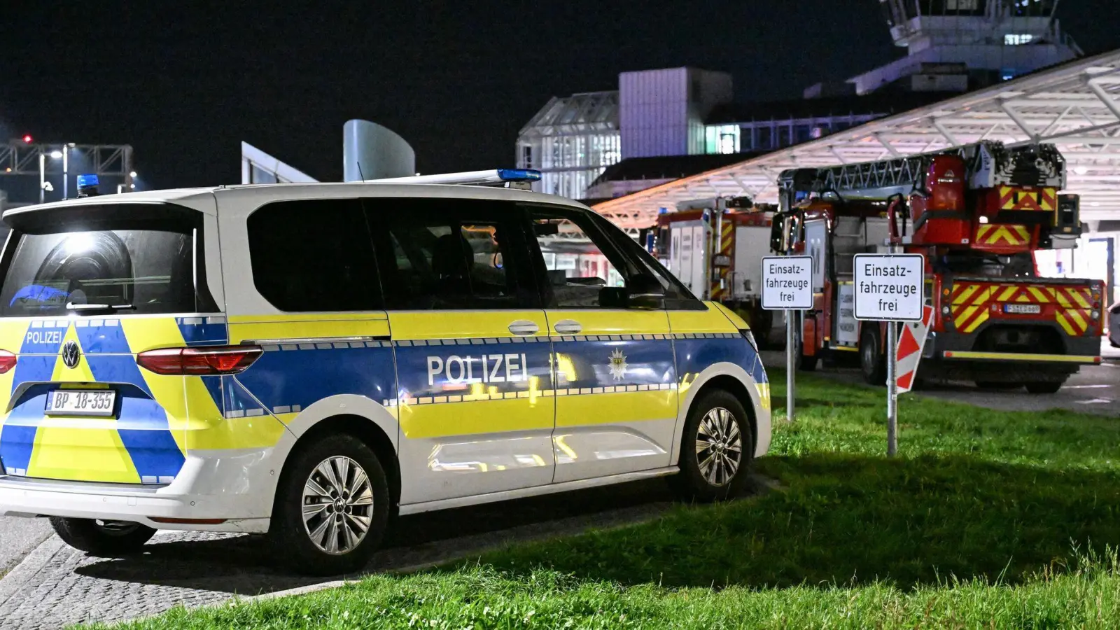 Polizei und Feuerwehr sind nach Drohnensichtungen und Flugausfällen am Flughafen München im Einsatz. (Foto: Jason Tschepljakow/dpa)
