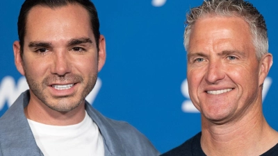 Der ehemalige Formel-1-Pilot Ralf Schumacher (50, rechts) und sein Partner Étienne Bousquet-Cassagne (36) heiraten und lassen sich dabei von der Kamera begleiten.  (Foto: Lukas Barth-Tuttas/dpa)