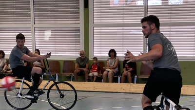 Jonas Scherb (rechts) und Christoph Scherb übernahmen die Tabellenführung in der Radball-Bayernliga. (Foto: L. Gundacker)