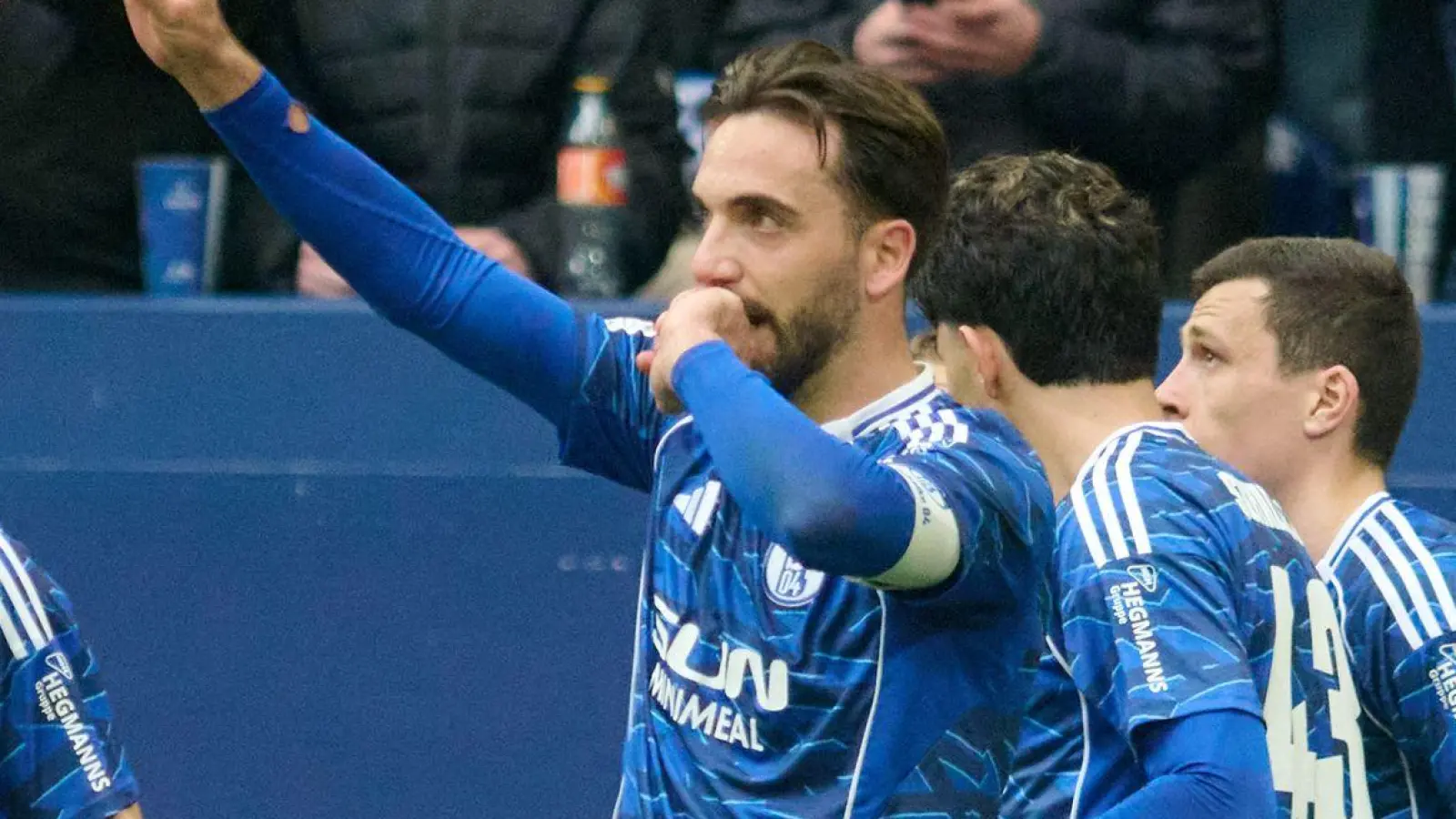 Kenan Karaman jubelt über seinen Treffer zum 1:0.  (Foto: Bernd Thissen/dpa)