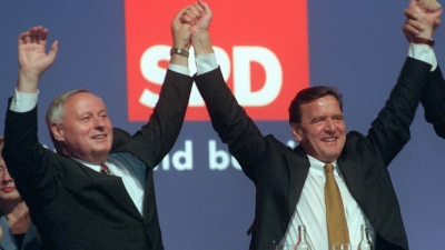 Lang ist&#39;s her: Der damalige SPD-Kanzlerkandidat Gerhard Schröder (r) und der damalige SPD-Chef Oskar Lafontaine bei der Wahlkampfabschlußveranstaltung ihrer Partei vor fast 25 Jahren. (Foto: Peer Grimm/Zentralbild/dpa)