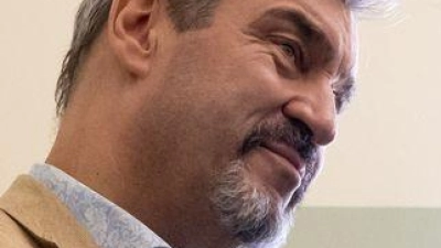 Markus Söder in der ehemaligen Zelle von Nelson Mandela. (Foto: Sven Hoppe/dpa)