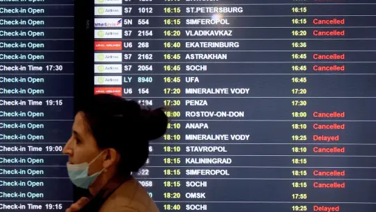 Auf einer Anzeigetafel am internationalen Flughafen Domodedowo sind zahlreiche gestrichene Flüge zu sehen. (Foto: Alexander Shcherbak/TASS/dpa)