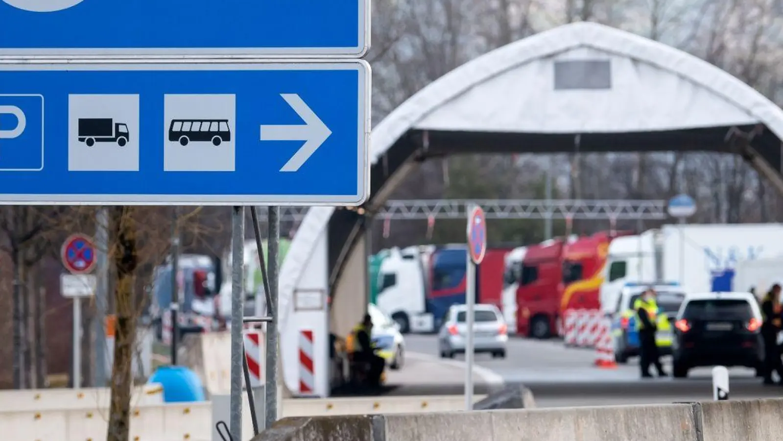 Bundespolizisten kontrollieren an der Autobahn 93 (A93) am Grenzübergang Kiefersfelden Reisende bei der Einreise von Österreich nach Deutschland. (Foto: Sven Hoppe/dpa)