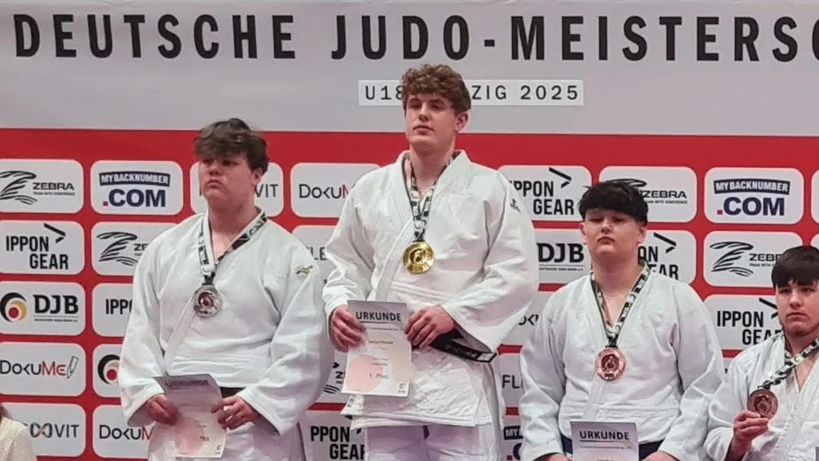 Samuel Bischoff (Mitte) wurde zum zweiten Mal in Folge Deutscher Meister im Judo. (Foto: Jörg Bischoff)