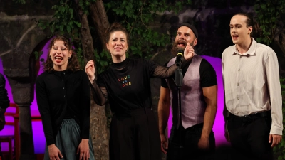 Voll im Einsatz (von links): Meike Pintaske, Kirsten Schneider, Joseph Reichelt und Philipp Peters bei der Mitternachtsrevue. (Foto: Thomas Wirth)