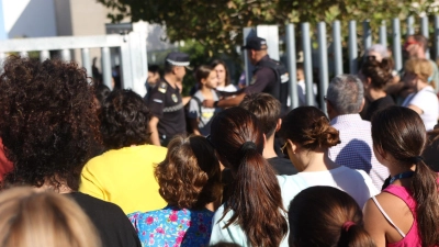Eltern und Verwandte der Schüler stehen nach dem Angriff vor der Schule in Jerez de la Frontera. (Foto: Nacho Frade/EUROPA PRESS/dpa)