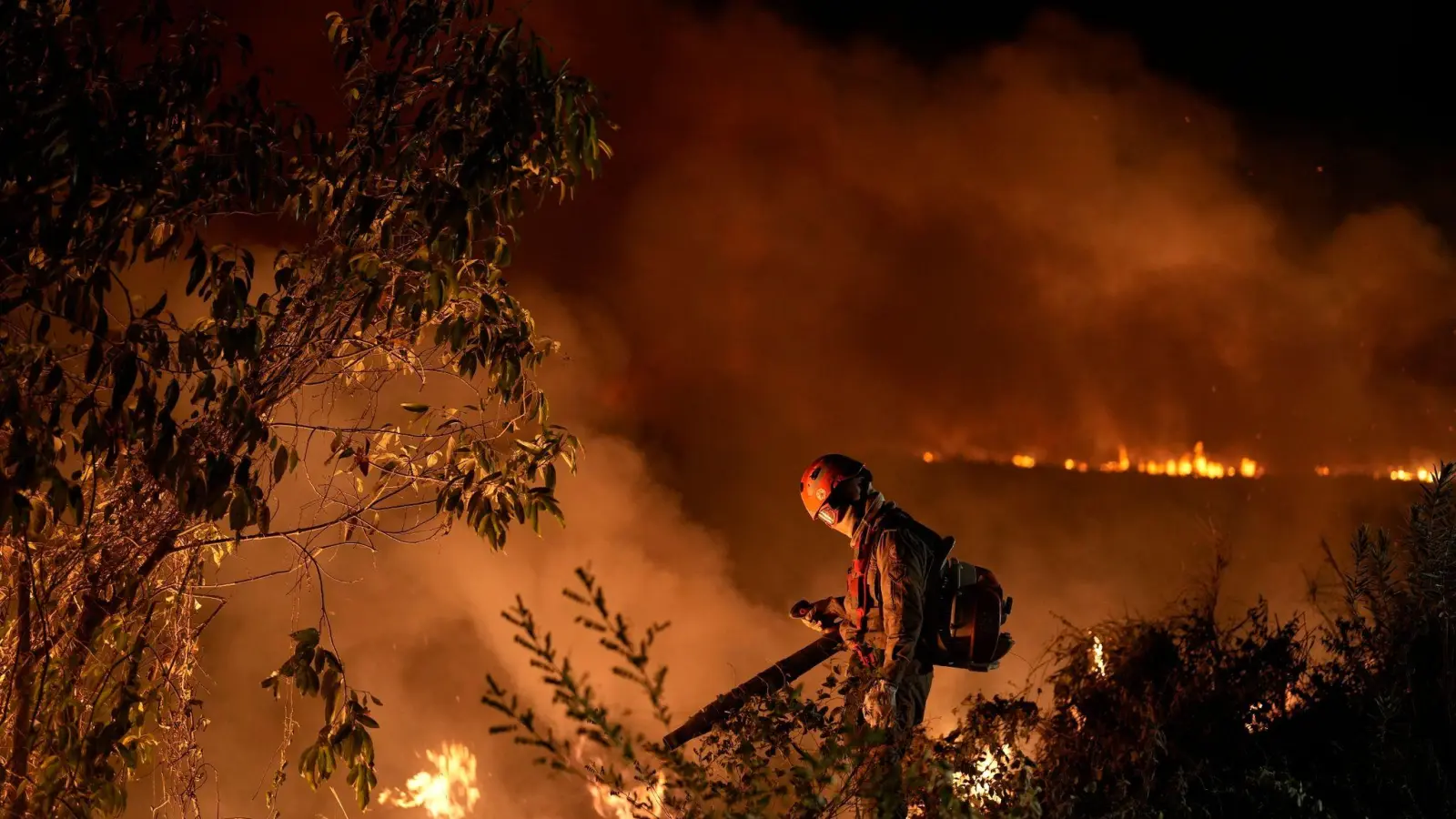 Inmitten der großen Hitze in Brasilien sind im Pantanal-Biom, einem der größten Binnenland-Feuchtgebiete der Welt, zahlreiche Waldbrände ausgebrochen. (Foto: Andre Penner/AP)